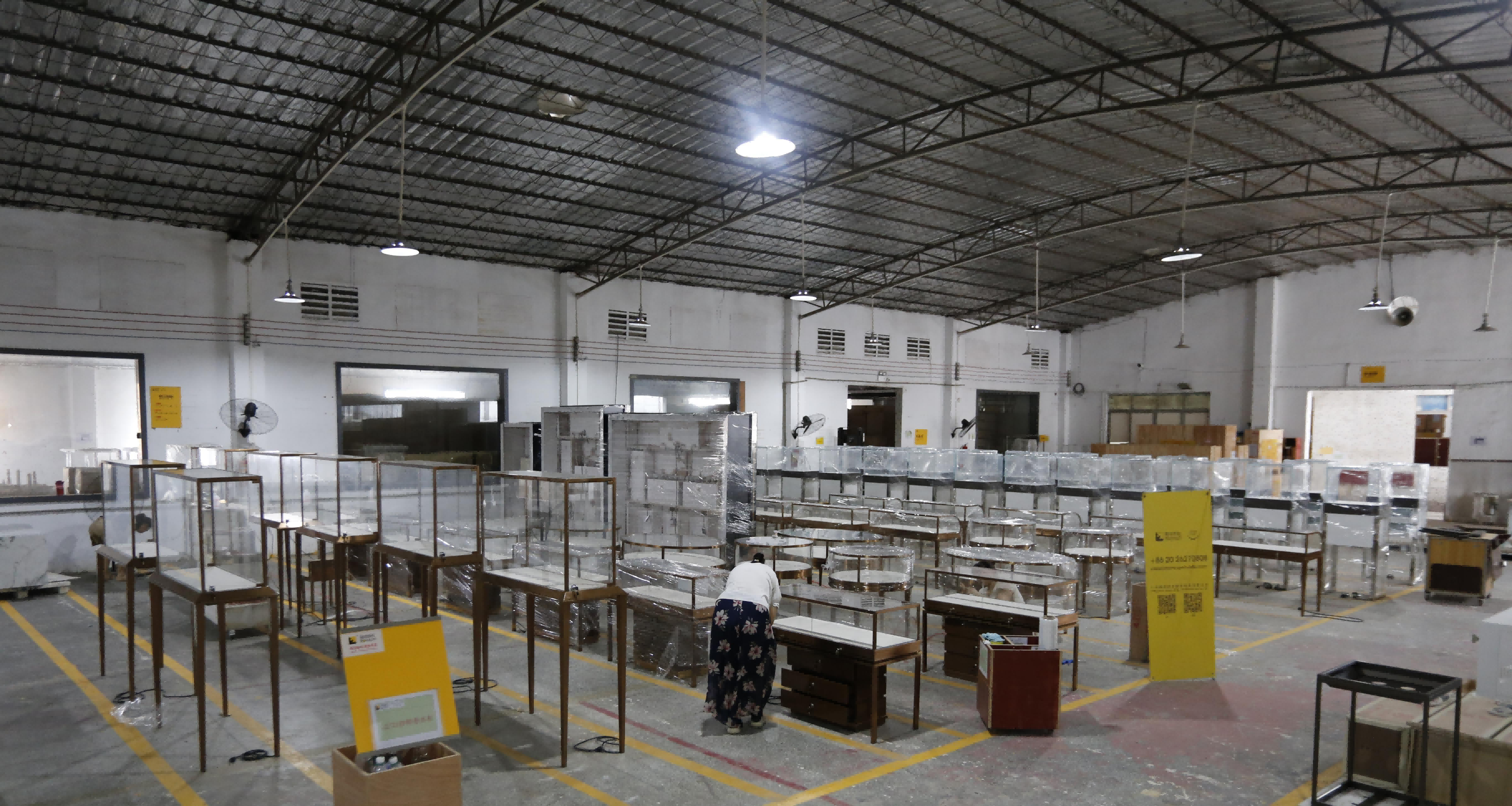 展柜火熱生產(chǎn)場景